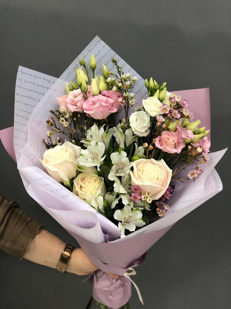 Букет цветов из: Альстромерии, Розы и Лизиантусы в Таштыпе