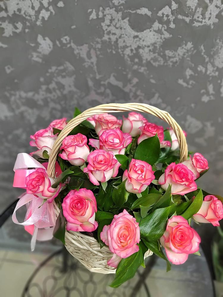Цветочная композиция из Розы в корзине в Таштыпе