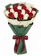 Букет Микс из красных и белых роз в Таштыпе
