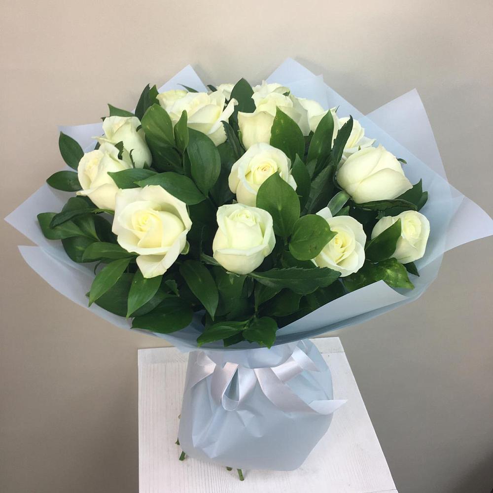 Букет 15 Белых роз Проуд в Таштыпе