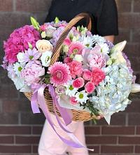 Цветочная композиция из Розы, Хризантемы, Пионы и Лизиантусы в корзине в Таштыпе