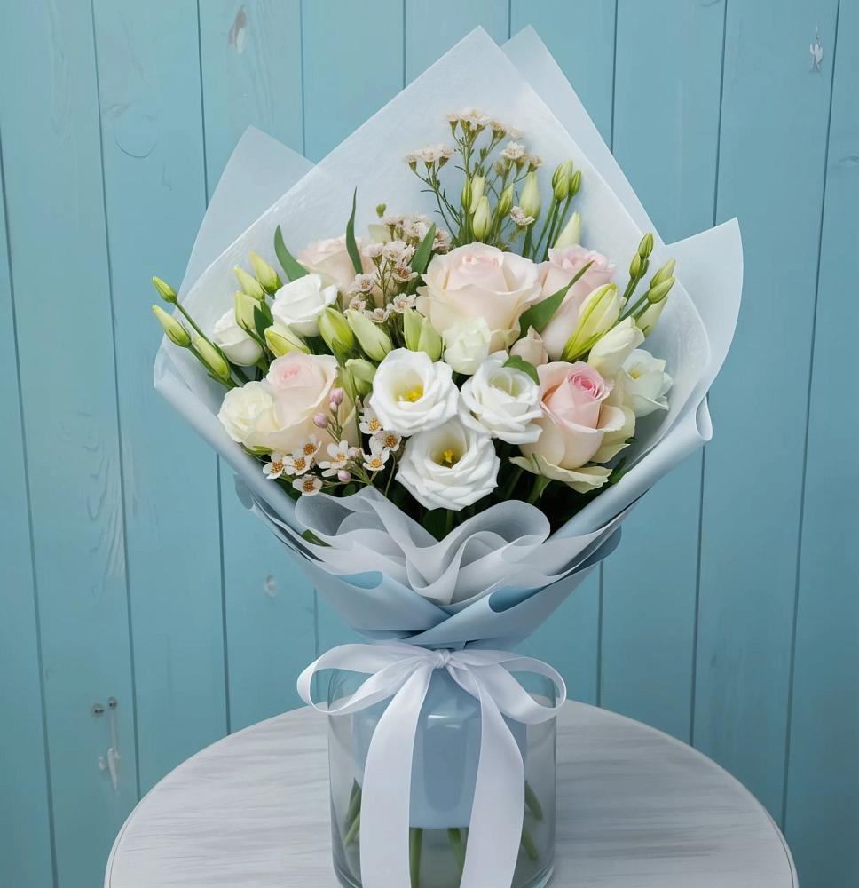 Букет цветов из: Розы и Лизиантусы в Таштыпе