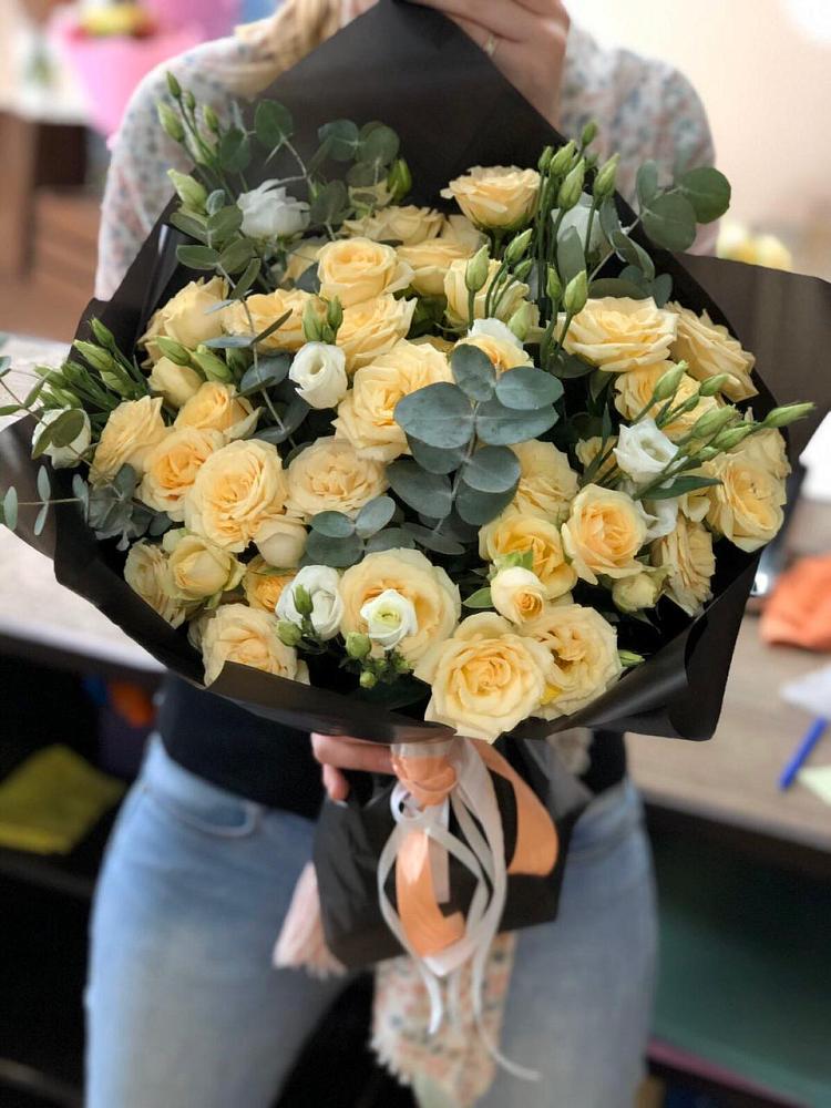 Букет цветов из: Розы и Лизиантусы в Таштыпе