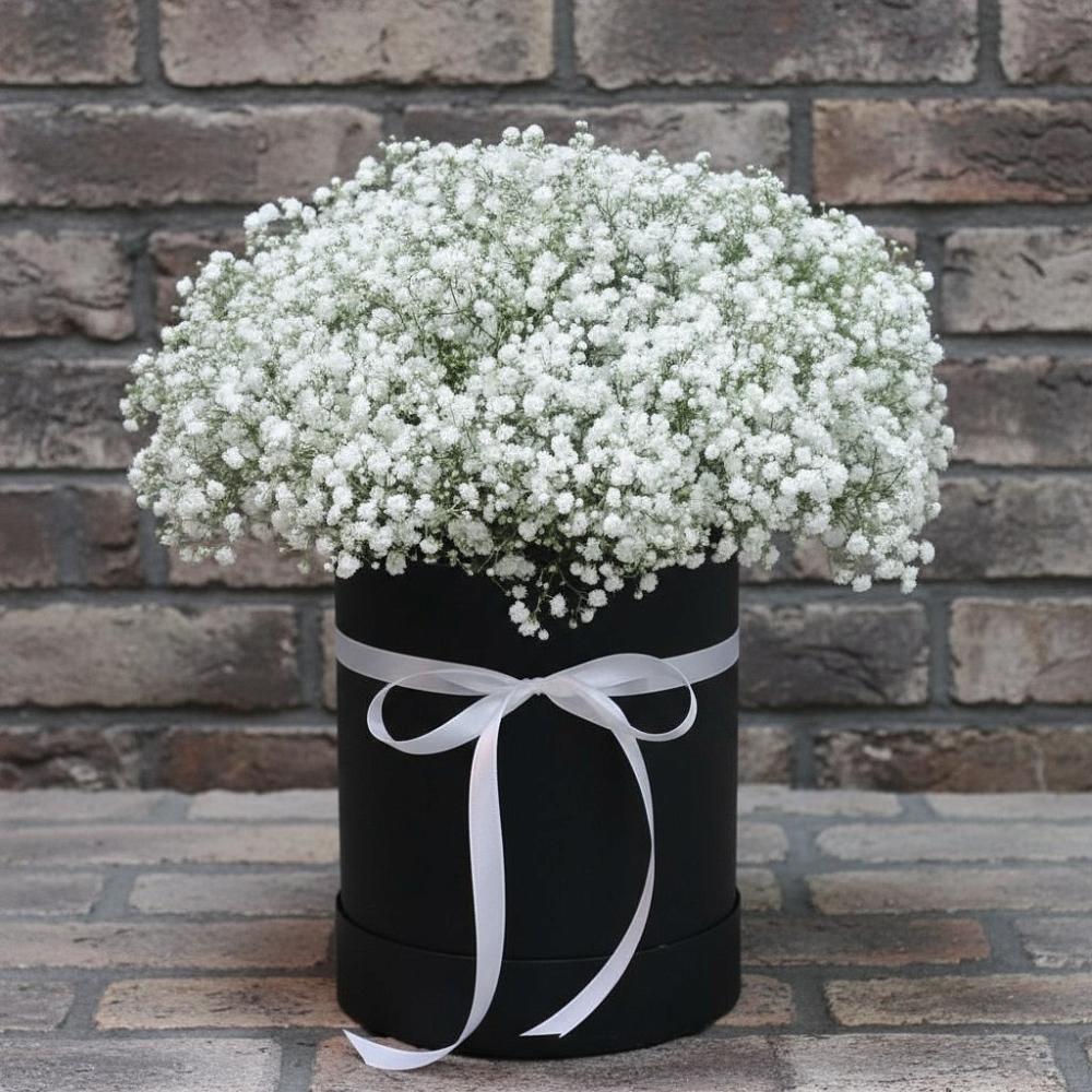 Цветочная композиция из Гипсофила в шляпной коробке в Таштыпе