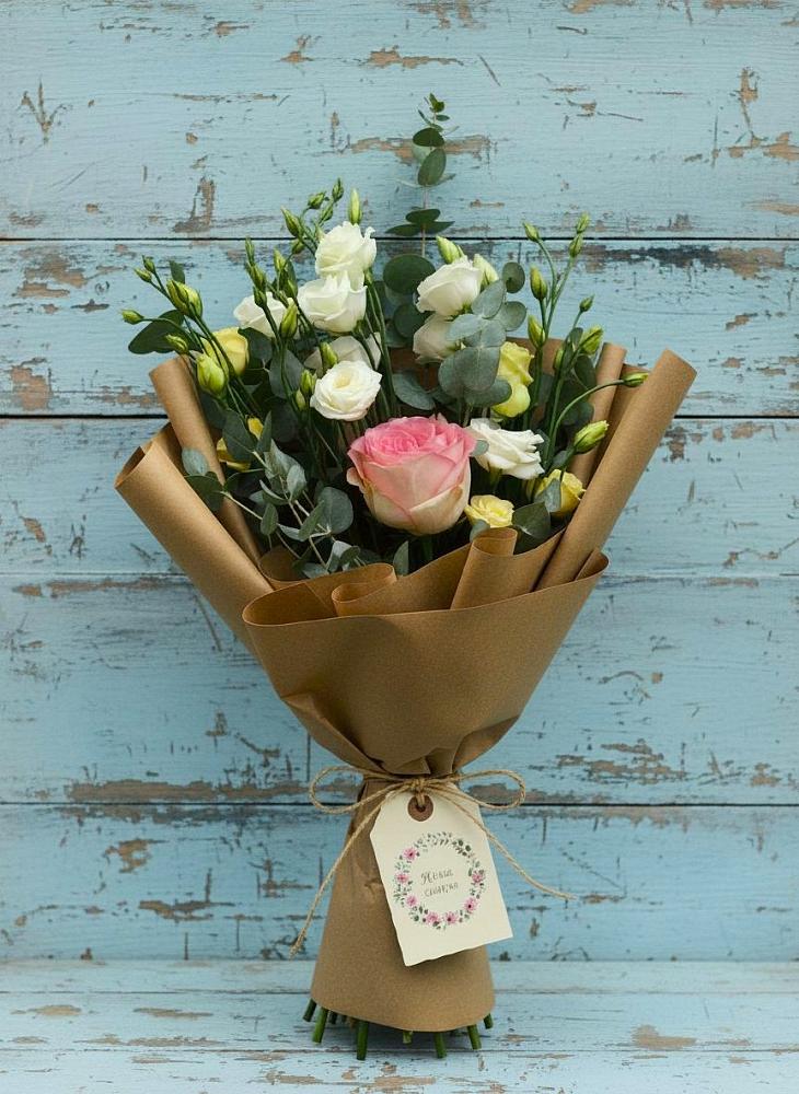 Букет цветов из: Розы и Лизиантусы в Таштыпе