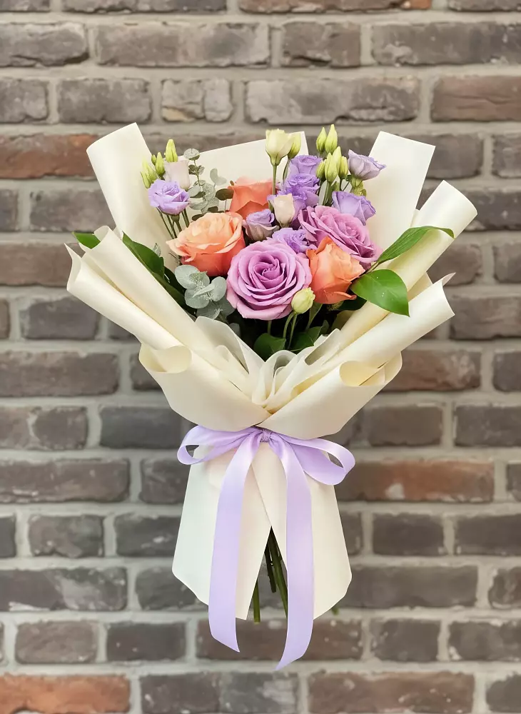 Букет цветов из: Лизиантусы и Розы в Таштыпе