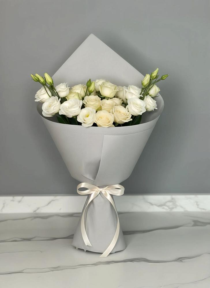 Букет цветов из: Розы и Лизиантусы в Таштыпе