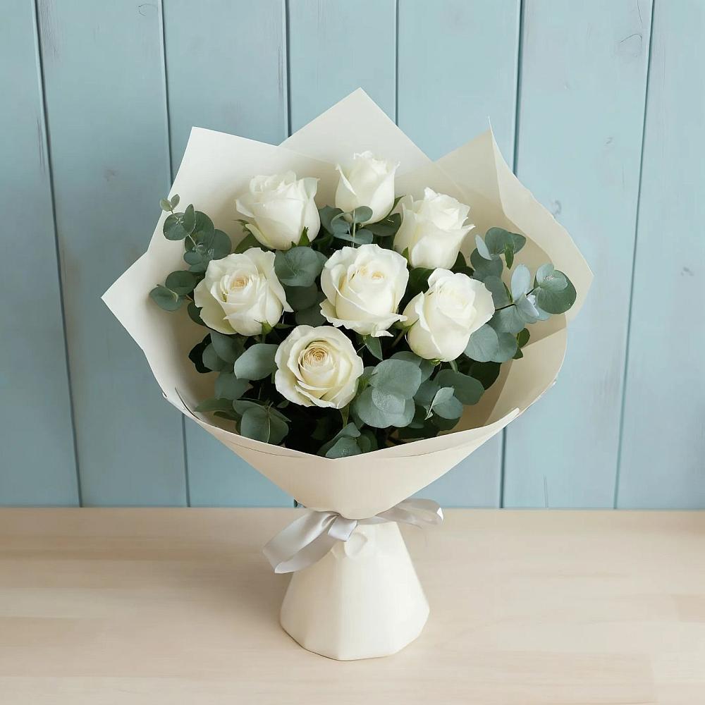 Букет Белые розы в Эвкалипте в Таштыпе