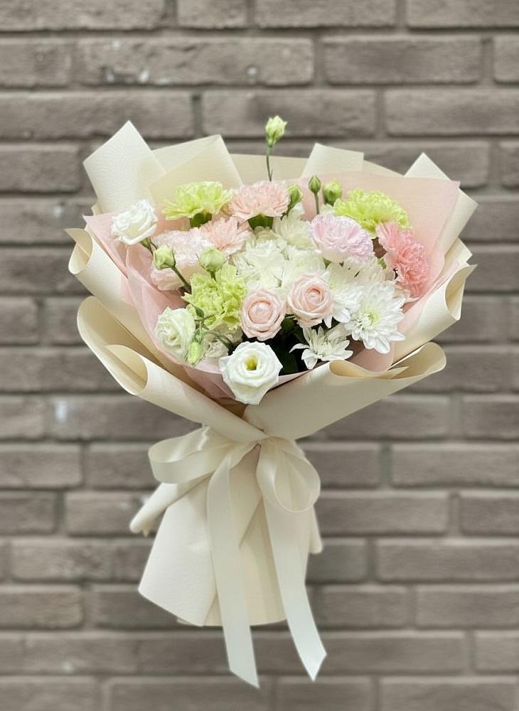 Букет цветов из: Гвоздики, Розы, Лизиантусы и Хризантемы в Таштыпе