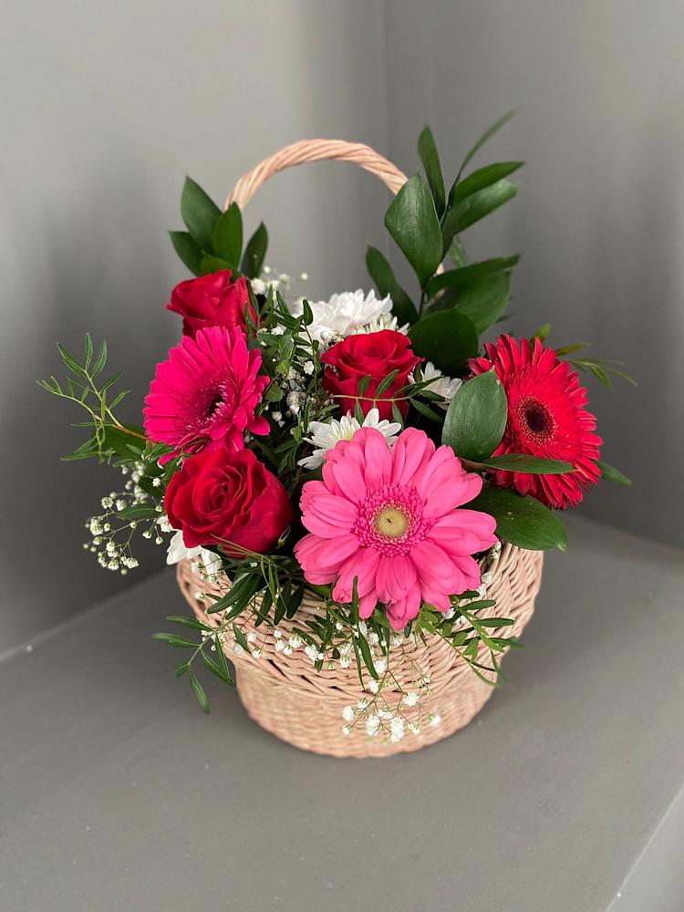 Цветочная композиция из Розы, Хризантемы и Герберы в корзине в Таштыпе