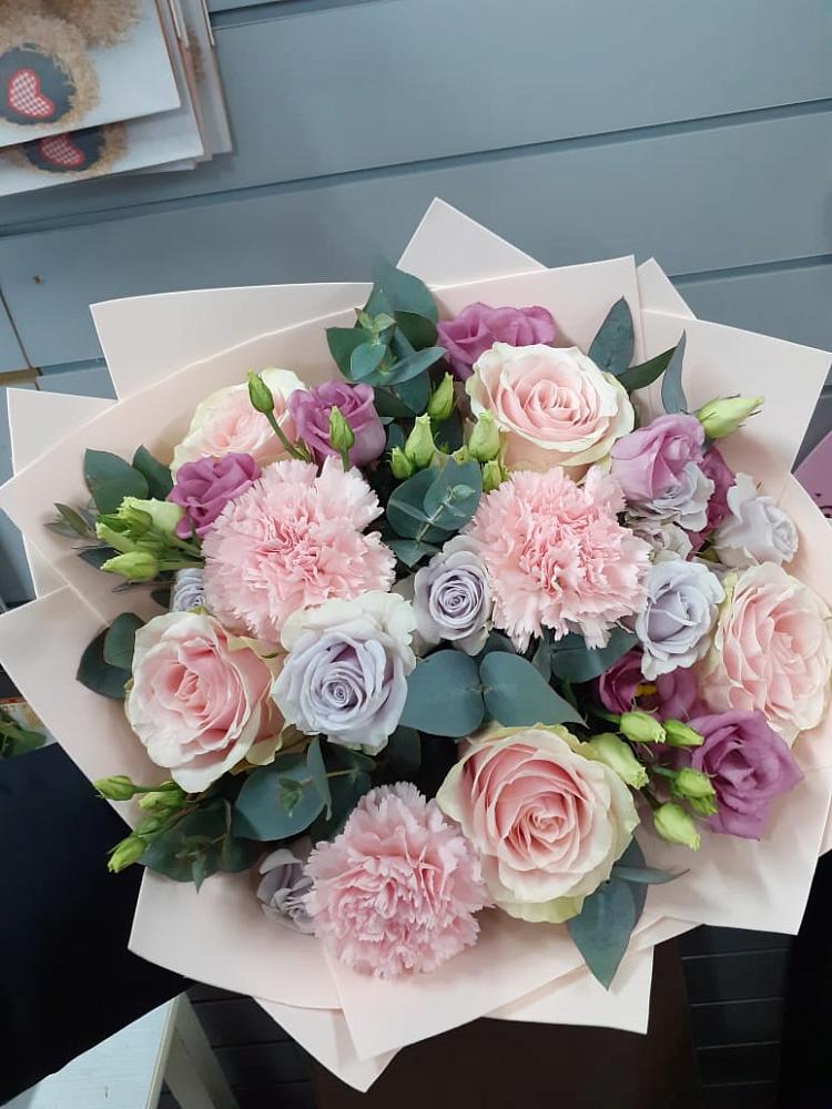 Букет цветов из: Розы, Гвоздики и Лизиантусы в Таштыпе