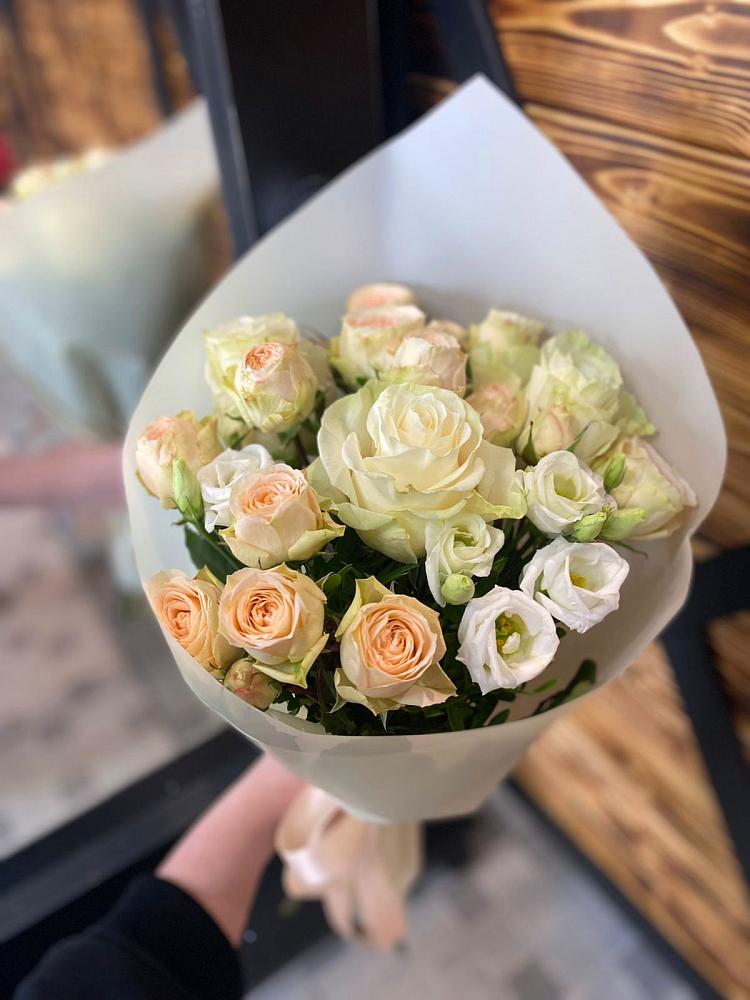 Букет цветов из: Розы и Лизиантусы в Таштыпе